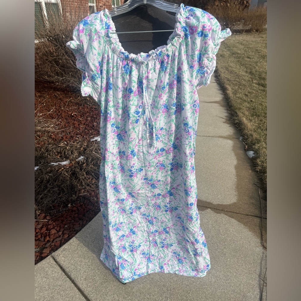 Ladies Avantique large king floral nightgown